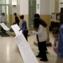Copertina di Al liceo Berchet di Milano un foglio con i nomi dei 20mila bambini uccisi a Gaza: “Sembrano puntini, sono vite”