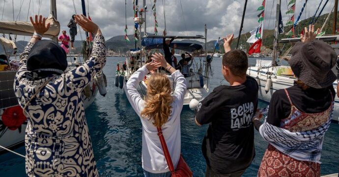 Flotilla, Israele prepara il terreno all’assalto: “A bordo membri di Hamas”. La missione: “Sceneggiatura per i loro crimini”