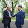 Copertina di Trump vanta “fantastici accordi con Xi” su carne, prodotti agricoli e aerei. Ma torna dalla Cina senza nulla di concreto in mano