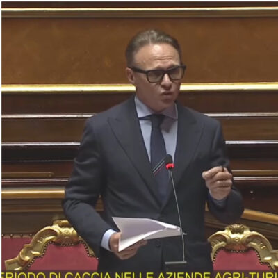 Copertina di Ddl caccia, per l’Ue va contro la scienza e l’Italia è a rischio infrazione. Ma Lollobrigida: “I burocrati non ci fermeranno”