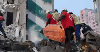 Copertina di Droni e missili su Kiev, almeno 24 morti per il maxi attacco russo. Si scava ancora tra le macerie