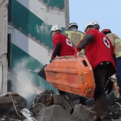 Copertina di Droni e missili su Kiev, almeno 24 morti per un maxi attacco russo. Si scava ancora tra le macerie