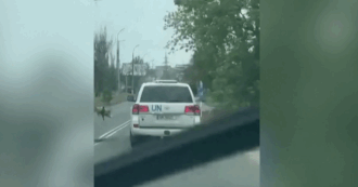 Copertina di Ucraina, veicolo dell’Onu colpito da un drone russo: in un video il momento dell’esplosione