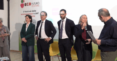 Copertina di Ecofuturo Festival tra crisi climatica, transizione e costi energetici: il confronto con Schlein, Bonelli e Patuanelli