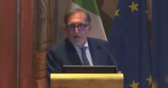Copertina di L’allusione sessista di La Russa: “Farò una seduta a tre con Gelmini a Carfagna, non male farla con loro…”. Poi replica: “Malizia negli occhi di chi guarda”