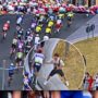Copertina di Follia al Giro d’Italia, due spettatori danno manate i ciclisti: “Ci facciamo male e finiamo in ospedale, tutti” | Video