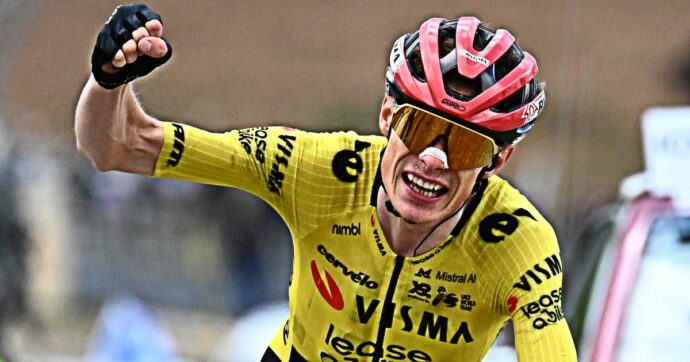 Giro d’Italia, ecco Vingegaard: domina e vince sul Blockhaus. Pellizzari prova a seguirlo e crolla: “Ho sbagliato” | La nuova classifica generale