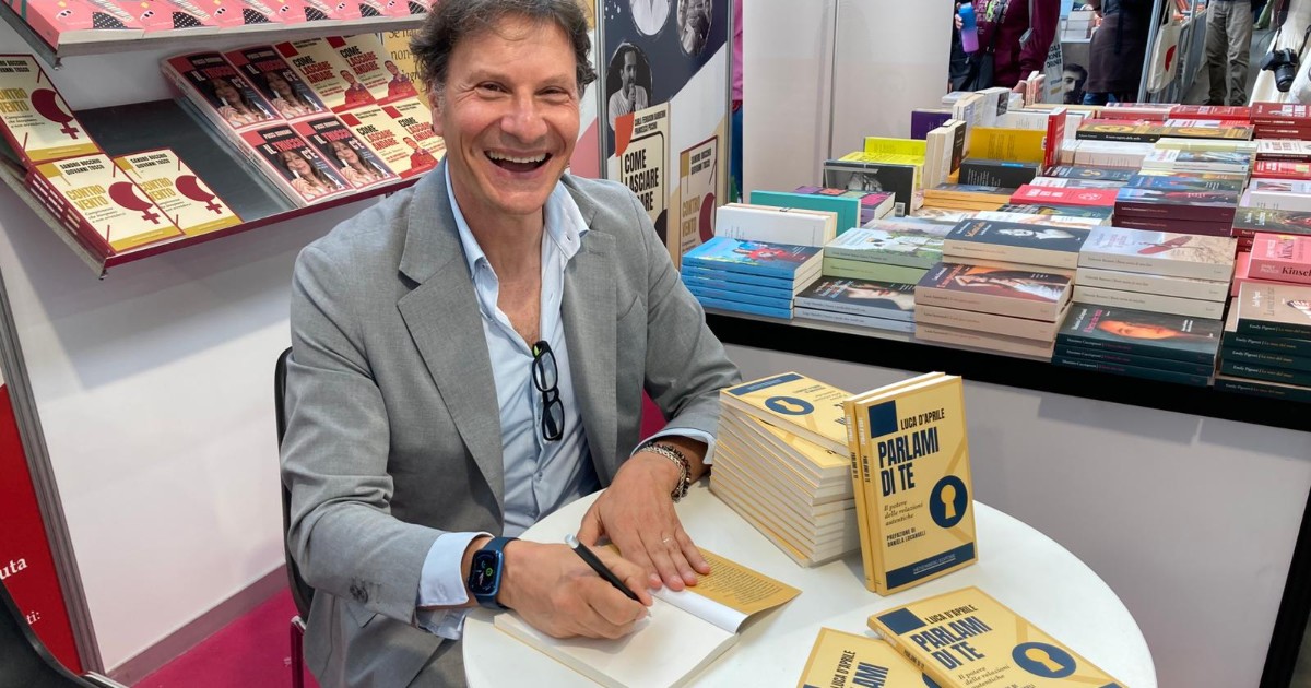 Al Salone Del Libro di Torino 2026 il primo libro al mondo dove il lettore interagisce con l’AI: come nasce “Parlami di te” di Luca D’Aprile