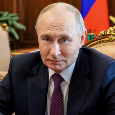 Copertina di Putin: “I contatti con Kiev continuano, il dialogo con gli Usa funziona. Minacce di Zelensky sui voli civili minano i negoziati”