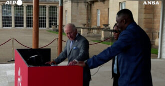 Copertina di Re Carlo dj al garden party, il sovrano sale in consolle alla festa a Buckingham Palace con 4000 invitati