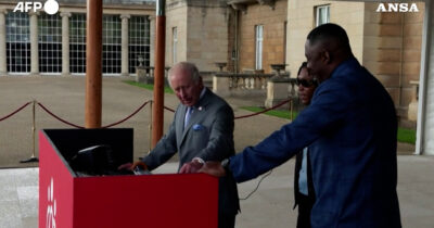 Copertina di Re Carlo dj al garden party, il sovrano sale in consolle alla festa a Buckingham Palace con 4000 invitati