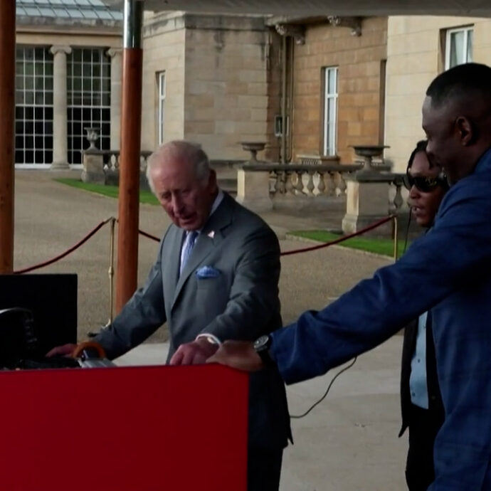 Re Carlo dj al garden party, il sovrano sale in consolle alla festa a Buckingham Palace con 4000 invitati