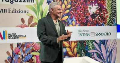 Copertina di Bolgia e cori da stadio per Roberto Baggio al Salone del Libro di Torino: “Sono qui grazie al buddismo”, ma nella sua autobiografia accusa Ulivieri e Lippi di invidia