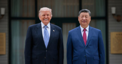 Copertina di Trump lascia la Cina: “Io e Xi Jinping vogliamo Hormuz aperto e l’Iran senza nucleare”