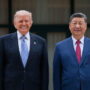 Copertina di Xi Jinping: “Con Trump incontro storico, intese importanti su economia e commercio”. Donald lascia la Cina: “Visita indimenticabile”