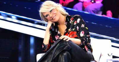 Copertina di I programmi di Maria De Filippi sono ‘galline dalle uova d’oro’: 76,68 milioni (uno più dell’anno prima) per la Fascino. Ma i guadagni scendono e il motivo sono gli ospiti
