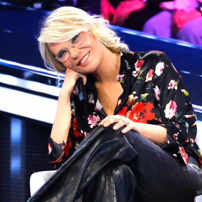 Amici 25, la Finale: la scaletta, il ballottaggio al televoto tra Angie e Lorenzo, i finalisti e al vincitore un premio da 150mila euro in gettoni d’oro