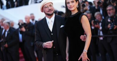 Copertina di “Questo vale più di un Oscar”: John Travolta commosso a Cannes riceve la Palma d’oro a sorpresa. Léa Seydoux racconta il dramma della pedopornografia