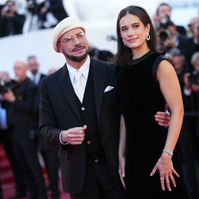 “Questo vale più di un Oscar”: John Travolta commosso a Cannes riceve la Palma d’oro a sorpresa. Léa Seydoux racconta il dramma della pedopornografia