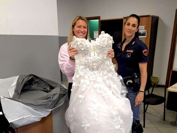 Furto a poche ore dalle nozze sul Lago di Como: i ladri le rubano l’abito da sposa, la polizia lo ritrova in strada e salva il matrimonio
