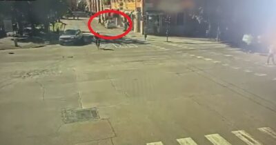 Copertina di Modena, il video dell’impatto dell’auto contro i passanti ripreso dalle telecamere di sorveglianza