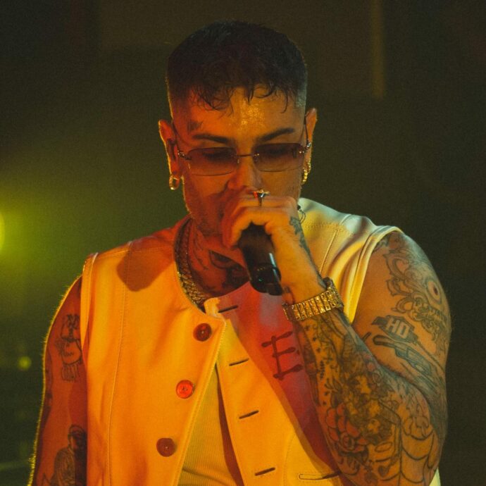 Emis Killa a Milano: “Fan***o alle leggi italiane, che se mi entra un ladro in casa e gli spacco la testa sono pure io il criminale. Fan***o anche a me e a chi mi sopporta”