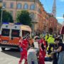 Copertina di Modena, piomba con l’auto sui passanti: 7 feriti, quattro sono gravi. Poi fugge e accoltella chi cerca di fermarlo
