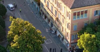 Copertina di Auto contro la folla a Modena: l’area degli investimenti vista dal drone dopo l’impatto