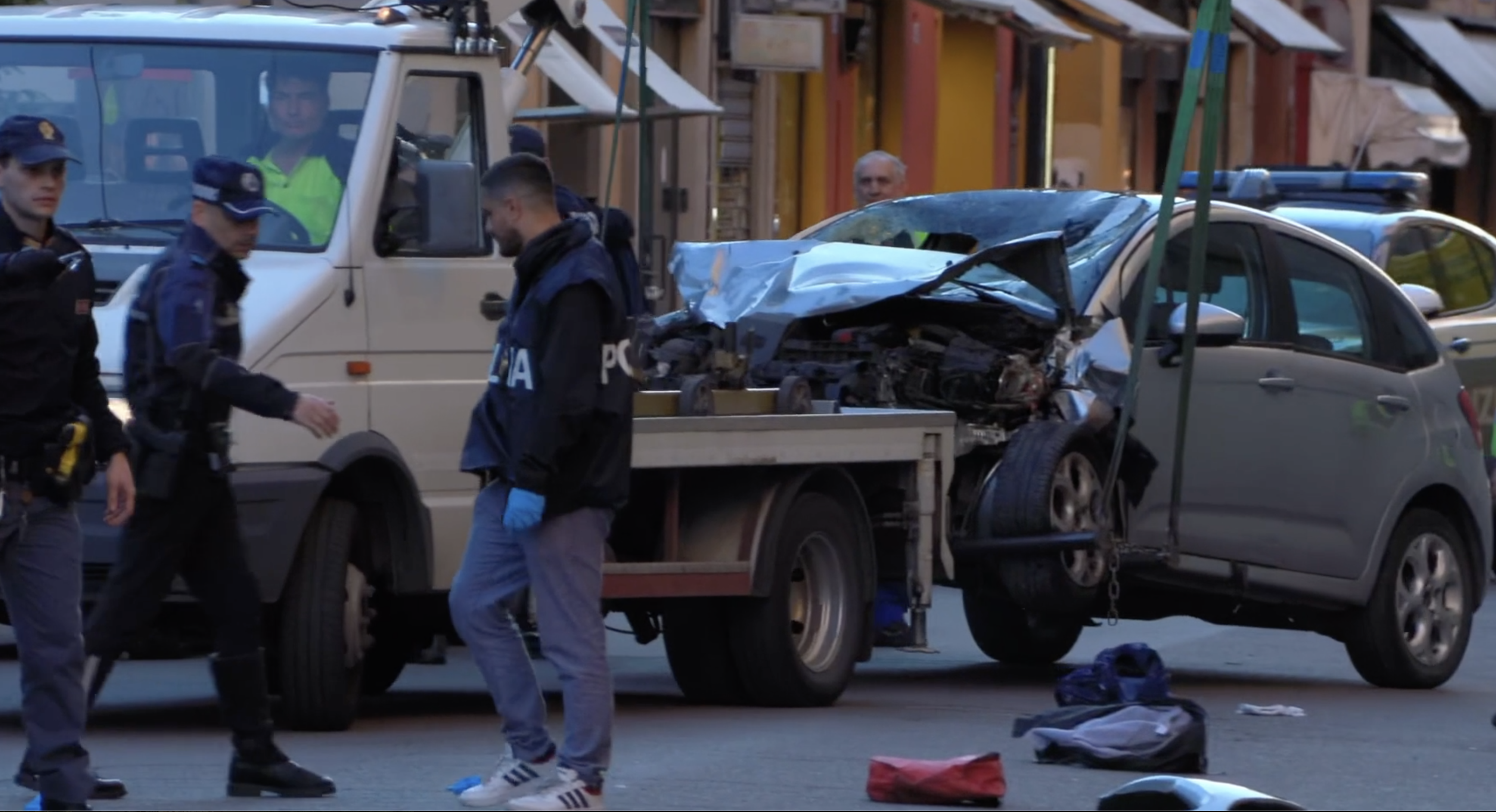 Copertina di Piomba con l’auto sui passanti: 8 feriti, uno in pericolo di vita. Poi accoltella chi cerca di fermarlo. Si attiva l'Antiterrorismo