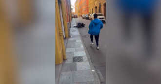 La lotta tra El Koudri e l'uomo che lo ha braccato: intervengono due ragazzi