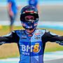 Copertina di MotoGp, Alex Marquez vince la sprint in Catalogna: 3° Di Giannantonio. Bezzecchi 9° (ma rimane leader del Mondiale) | Ordine d’arrivo e classifica
