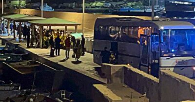 Copertina di Dramma a Lampedusa, neonata di un mese muore per ipotermia dopo lo sbarco. Ong: “Non è una fatalità, è fallimento delle politiche dei confini”