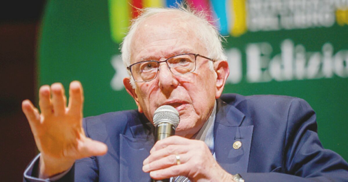 Bernie Sanders al Salone del Libro attacca Musk, Zuckerberg e Bezos: “Sono estremamente avidi e vogliono governare su tutto e tutti. L’AI? Non può essere solo a vantaggio dei ricchi per i ricchi”