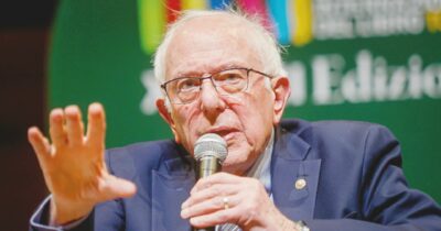 Copertina di Schlein, gli operai e la sfida a Trump: in 2000 al Salone a sentire Sanders
