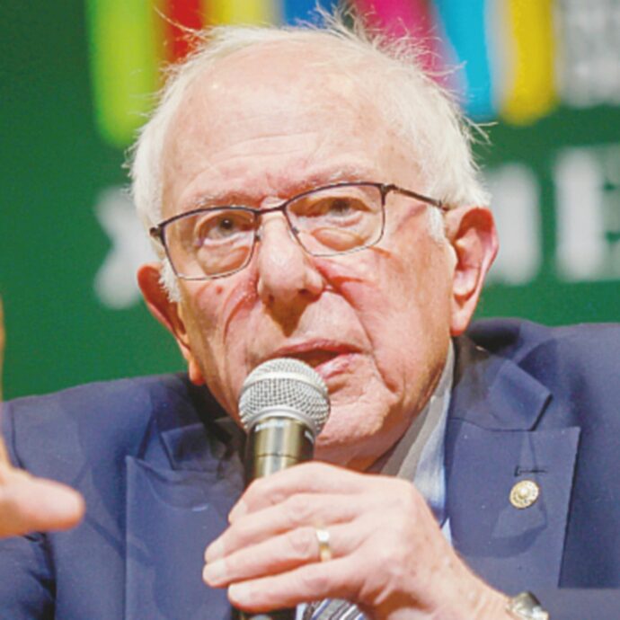 Bernie Sanders al Salone del Libro attacca Musk, Zuckerberg e Bezos: “Sono estremamente avidi e vogliono governare su tutto e tutti. L’AI? Non può essere solo a vantaggio dei ricchi per i ricchi”