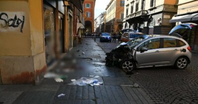 Copertina di Piomba con l’auto sui passanti: 7 feriti, quattro gravi. Poi accoltella chi cerca di fermarlo