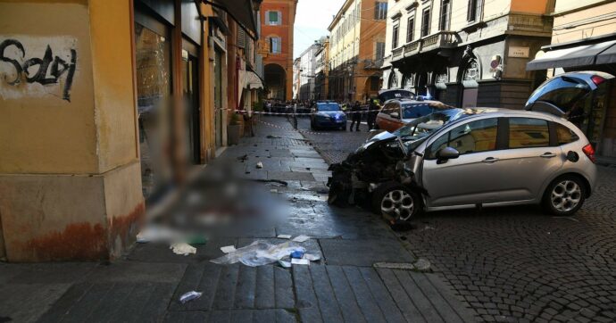 Modena, piomba con l’auto sui passanti: 8 feriti, una donna in pericolo di vita. Poi fugge e accoltella chi cerca di fermarlo