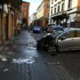 Copertina di Modena, piomba con l’auto sui passanti: 8 feriti, quattro sono gravi. Poi fugge e accoltella chi cerca di fermarlo
