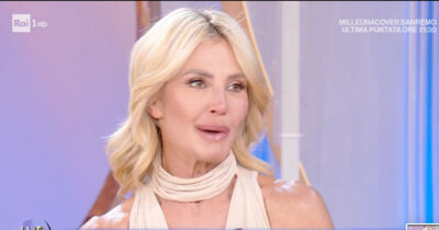 Copertina di “Mi sono sposata a 56 anni così non devo stare insieme a mio marito tutta la vita. Non abbiamo neanche più la voglia di fare casino e di tradirsi”: così Nathaly Caldonazzo