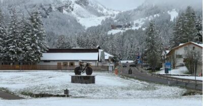 Copertina di Torna la neve sulle Alpi, gli abitanti della Val Badia: “Era meglio averla a Natale, ma così non mancherà l’acqua”