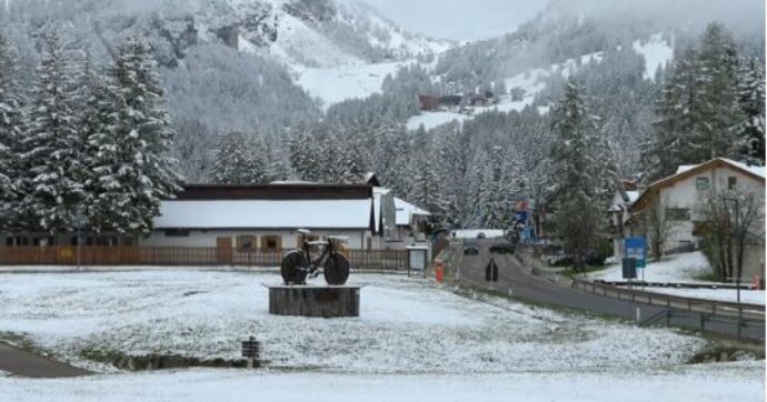 Torna la neve sulle Alpi, gli abitanti della Val Badia: “Era meglio averla a Natale, ma così non mancherà l’acqua”