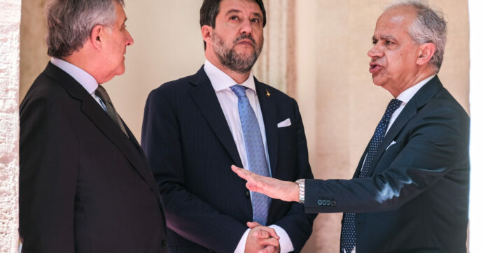 Dopo Modena Salvini vuole togliere il permesso di soggiorno a chi delinque. Da Piantedosi a Tajani: “Questa storia non c’entra, è italiano”