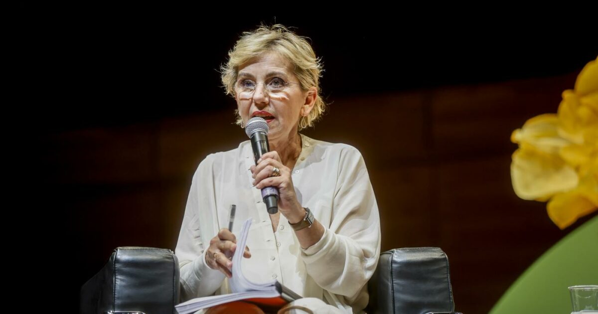 “Dopo il tumore mi sono ritrovata con 8 chili in meno e senza capelli, allo specchio mi vedevo come un ragazzino. Ecco perché ho deciso di non rifare il seno dopo la mastectomia”: parla Concita De Gregorio