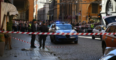Copertina di Auto sulla folla a Modena, l’intervento del militare e l’uso del tourniquet: così la ferita più grave è riuscita ad arrivare viva in ospedale