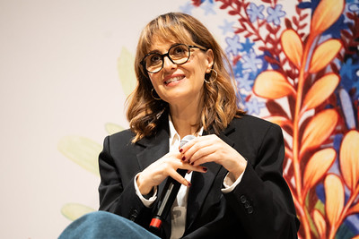 Omogeneizzati che gocciolano sulla tastiera, torte rustiche e un unico computer da dividersi: Paola Cortellesi svela al Salone del Libro i “segreti” della scrittura di “C’è ancora domani”
