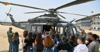 Copertina di Alunni invitati a vedere i mezzi dell’Aeronautica, insorgono le mamme: “Basta ingerenze militari nelle scuole”