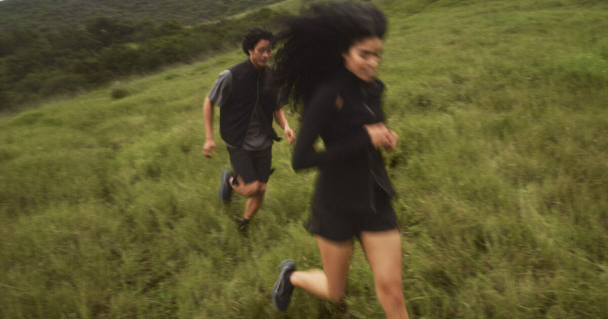 Athleisure, il trend che conquista la Gen Z nell’era post-Ozempic vale oltre 400 miliardi. L’intervista a Saul Nash: “Che tu balli, faccia yoga o corra per prendere l’autobus, gli abiti devono muoversi con te”