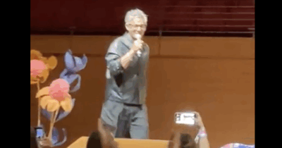 Copertina di “Ma Fiorello nel linguaggio dei segni come si fa?”: Rosario show al Salone del Libro di Torino – VIDEO