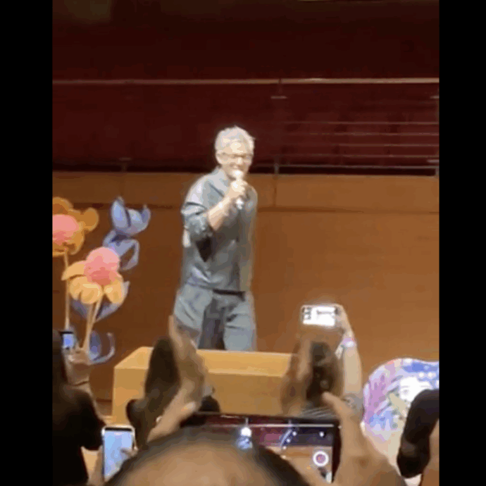“Ma Fiorello nel linguaggio dei segni come si fa?”: Rosario show al Salone del Libro di Torino – VIDEO