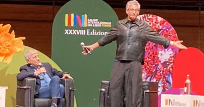 Copertina di “Mi sento come Zalone ai David di Donatello. Quando sento il caso Garlasco cambio canale, ero Di Martino prima di Di Martino”: Fiorello show al Salone del Libro
